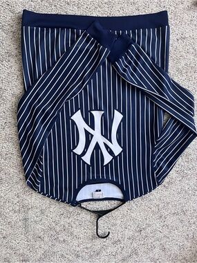 New York Yankee Genuine Merchandise Navy Pinstripe Pullover with White Stripes